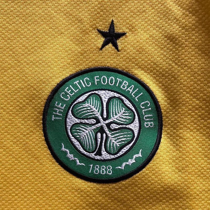 celtic-glasgow-goalkeeper-jersey-nike-carling-2009-2010-crest
