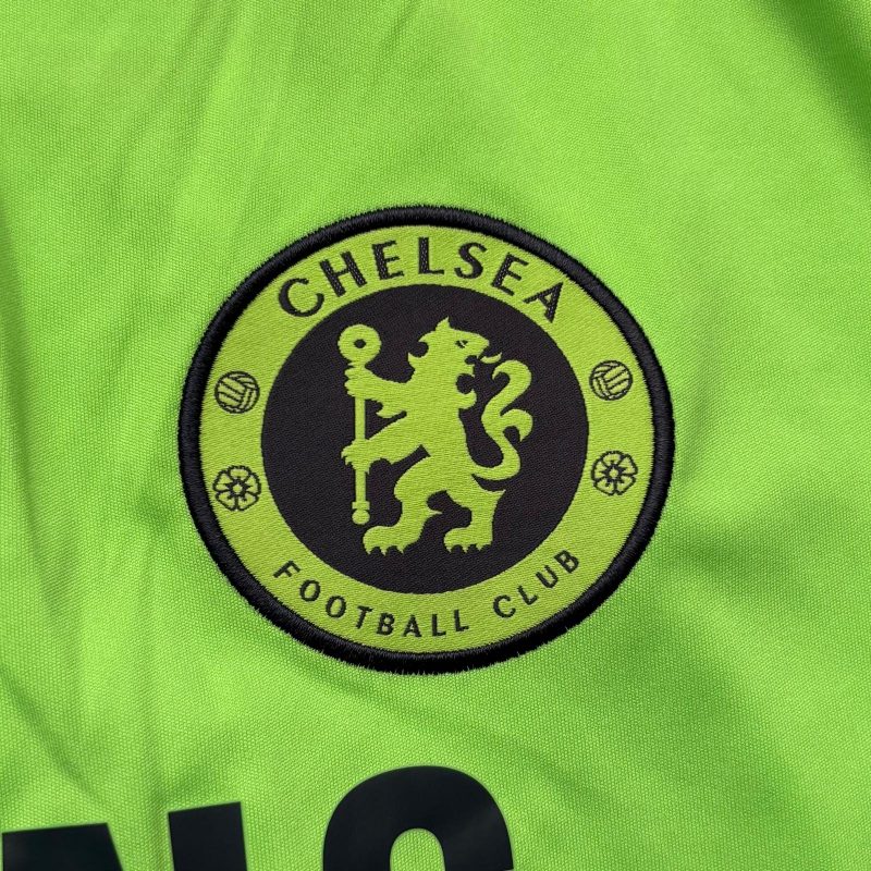 chelsea-adidas-third-jersey-2010-2011-crest