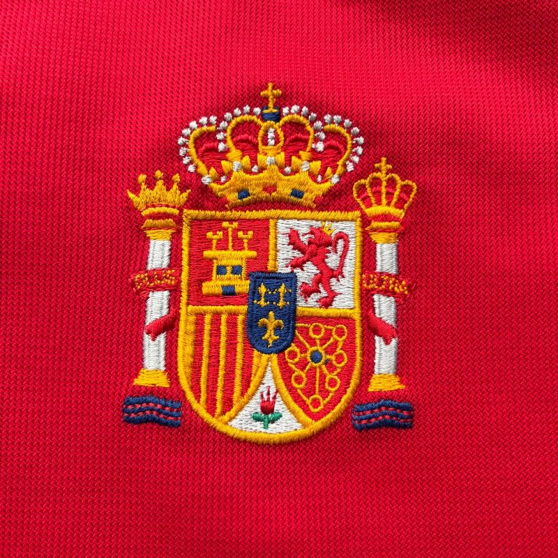 españa-adidas-2000-home-jersey-crest