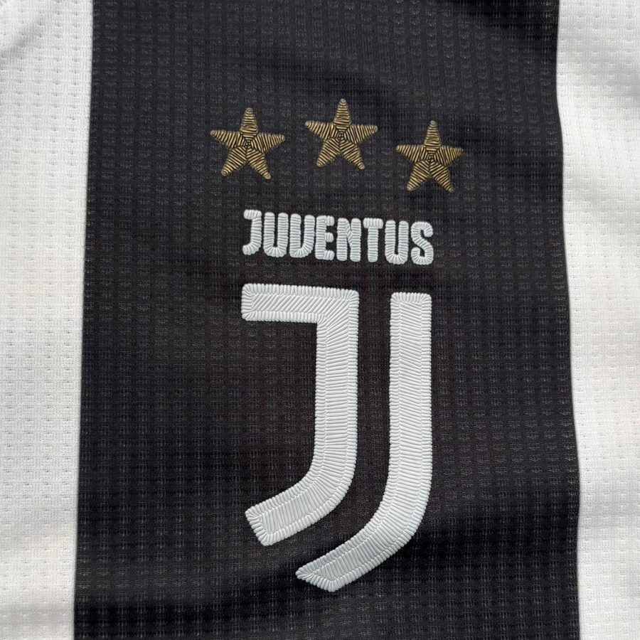 juventus-adidas-home-jersey-2018-2019-crest