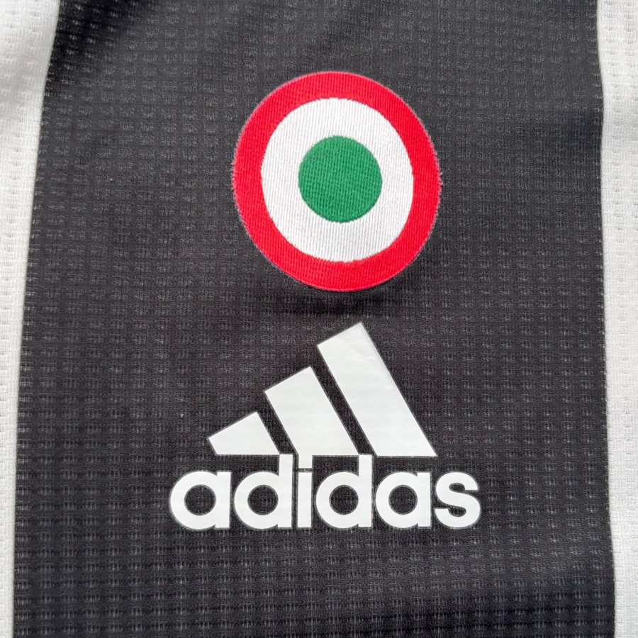 juventus-adidas-home-jersey-2018-2019-logo
