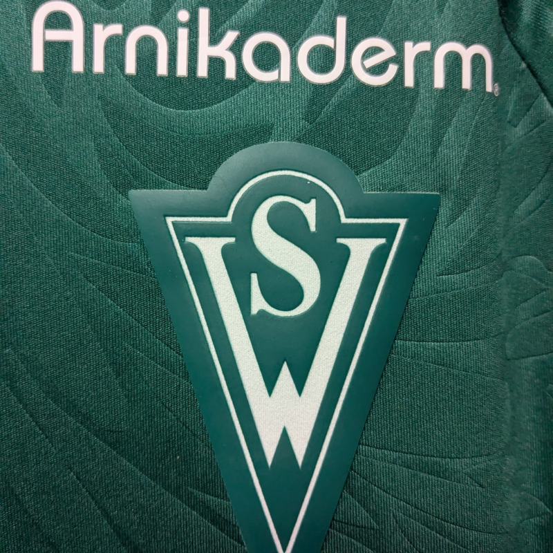 santiago-wanderers-2022-home-macron-crest