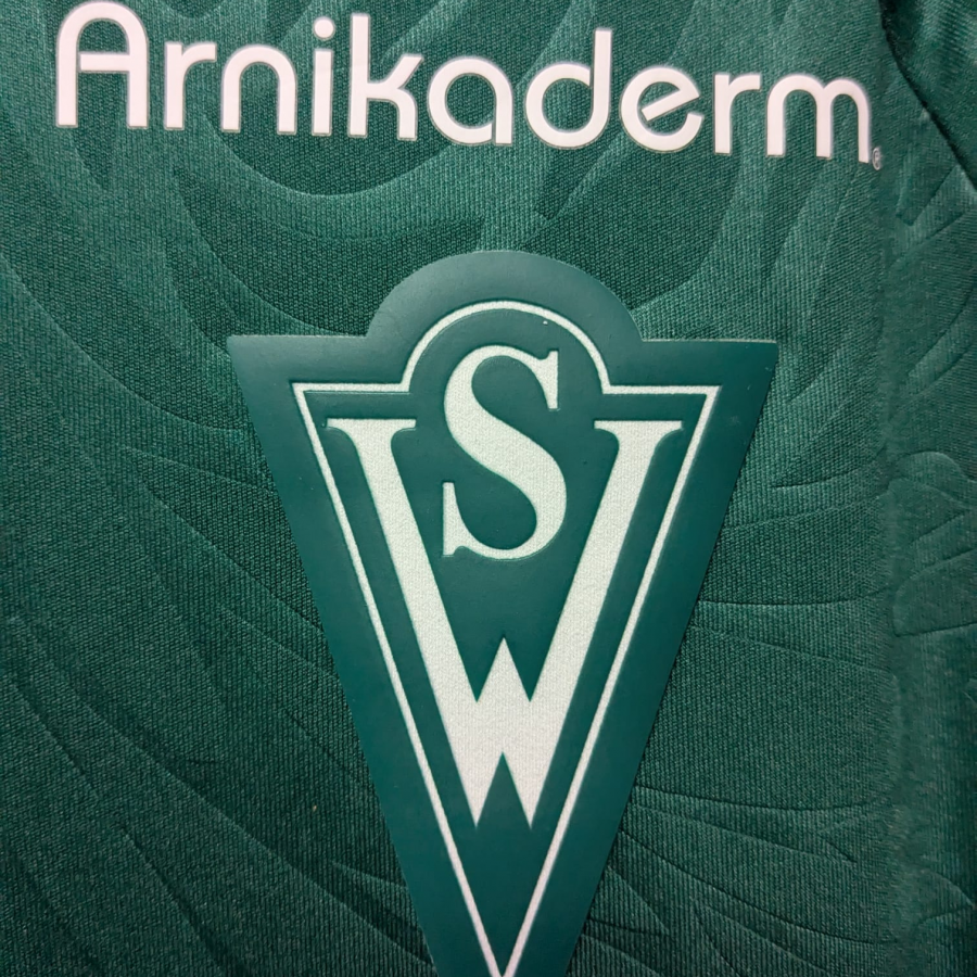 santiago-wanderers-2022-home-macron-crest